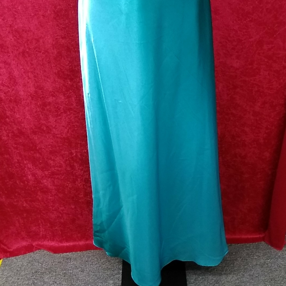 Dresses - Picture 3 of 4